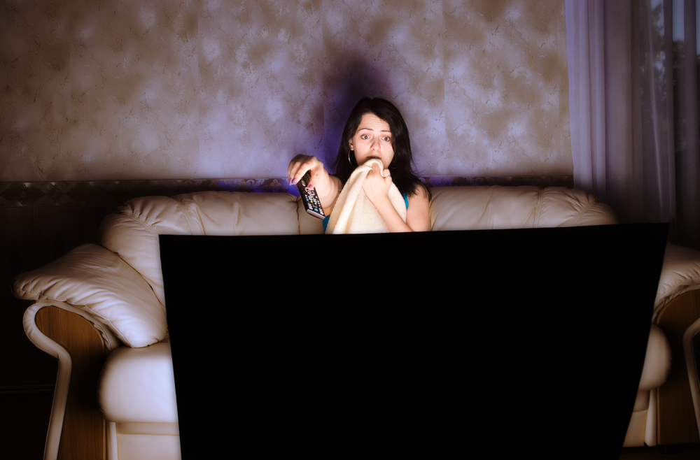Жена в трусиках перед телевизором фото